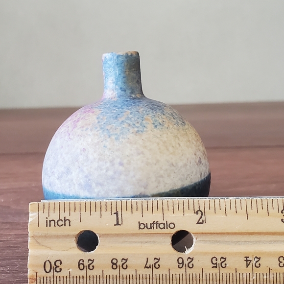 Studio Pottery Vase Pretty Little Vase - Picture 10 of 10